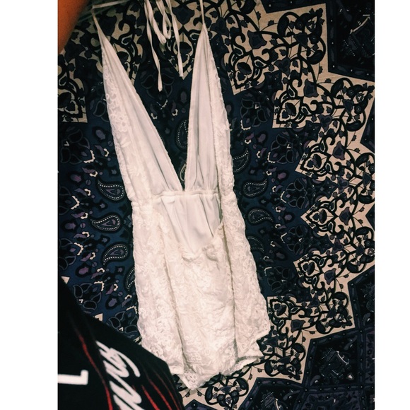 Beautiful white lace romper - Picture 3 of 4